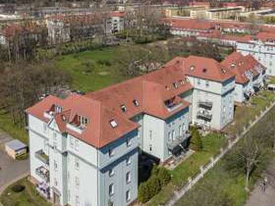 sonnige 2,5-Zimmer-DG-Wohnung mit großer Terrasse und Stellplatz