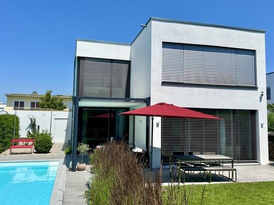 Bau-Haus mit XL-Pool in 1a-Lage bei München