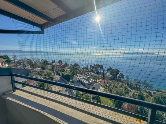 OPATIJA, NAHE DEM MEER – größere Wohnung in einem neueren Gebäude mit Pool und Panoramablick auf das Meer