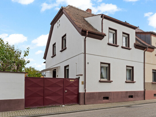 Familienglück in ruhiger Seitenstraße mit Garage. Als Ein- oder Zweifamilienhaus nutzbar!