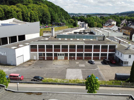 / Optimale Autobahnanbindung bei dieser Hallen- und Produktionsfläche!