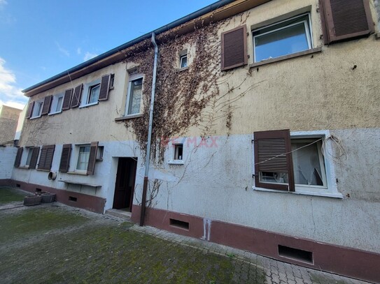 Handwerker aufgepasst !! 4 Wohnungen mit Potenzial -Mehrfamilienhaus mit 5,5 % Rendite