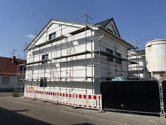 Moderne Neubau-Immobilie in Hofheim mit Garten und innovativer Energietechnik