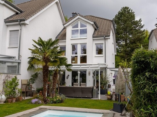 U72-Anbindung Haus mit Pool auf Privatstraße in direkter Wald- und Parklage