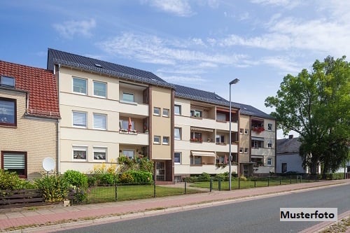 Freistehendes Mehrfamilienhaus und Garage