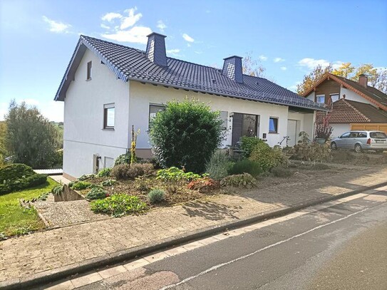 Einfamilienhaus mit Einliegerwohnung, Mehrgenerationenhaus, Garten, Garage, Burgblick