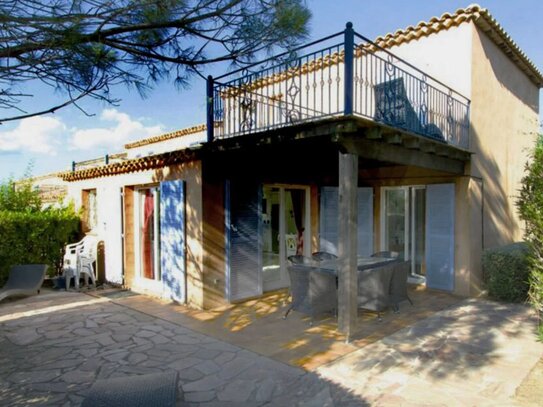 ROQUEBRUNE-SUR-ARGENS: Corner house, 4 bedrooms, secured residence with pool