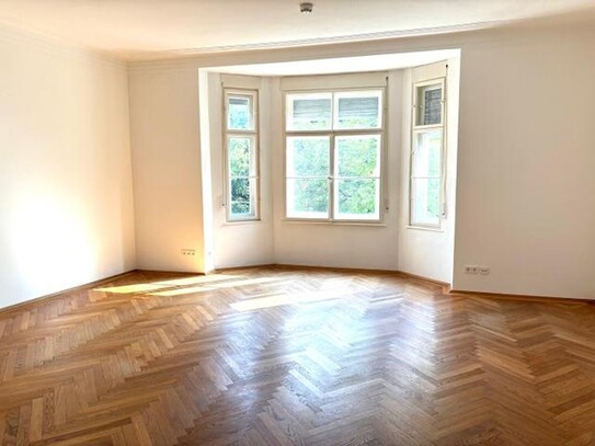 Kompl. saniert mit toller EBK, sehr helle 3-Zi-Altbau-Wohnung, Altbogenhausen!