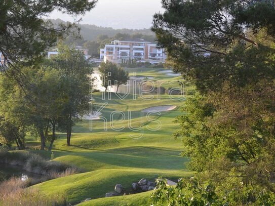 Propriété unique, piscine et vaste forêt sur le prestigieux golf du Royal Mougins