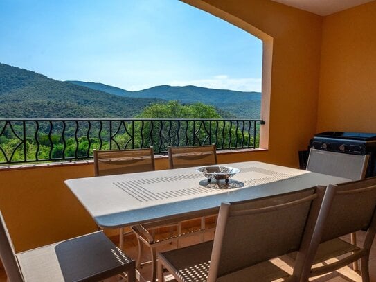 GOLF DE ROQUEBRUNE: Spacious 2-bedroom apartment with panoramic views on the golf course