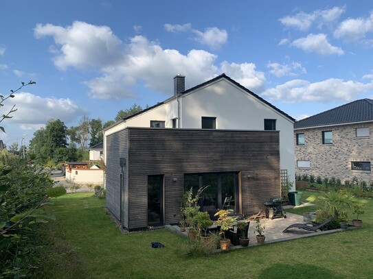 Lichtdurchflutetes Architektenhaus in idyllischer Lage mit sonniger Dachterrasse und Lärchenanbau