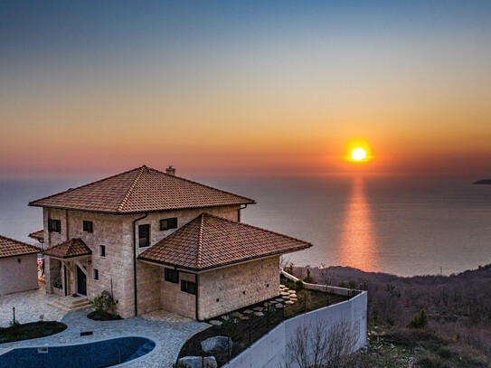 Sehr attraktive Stonehouse-Villa mit eigenem Pool - Atemberaubender Blick aufs Meer