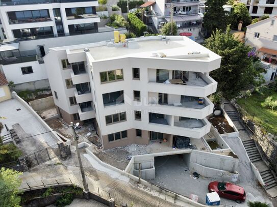 OPATIJA, ZENTRUM – luxuriöses Penthouse im Zentrum von Opatija, private Lage und Dachpool, nur 200 m vom Meer entfernt