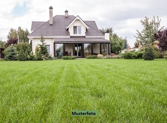 Freistehendes Einfamilienhaus mit Loggia und Garage