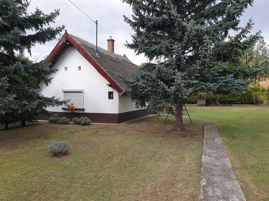 IHR UNGARN EXPERTE Verkauft reetgedecktes Bauernhaus mit schönem Grundstück in Gyenesdiás am Balaton