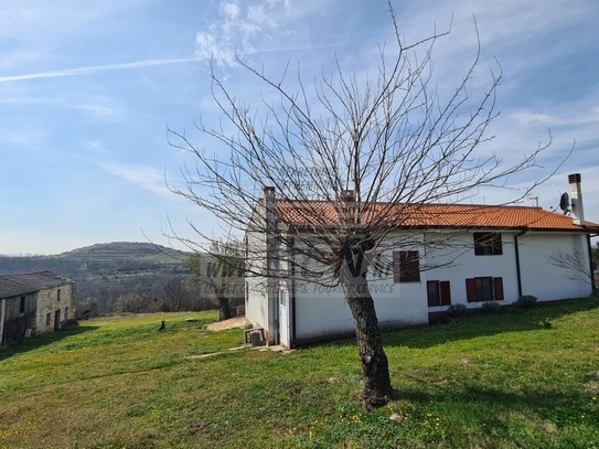 Haus mit großem Garten in der Nähe von Buje