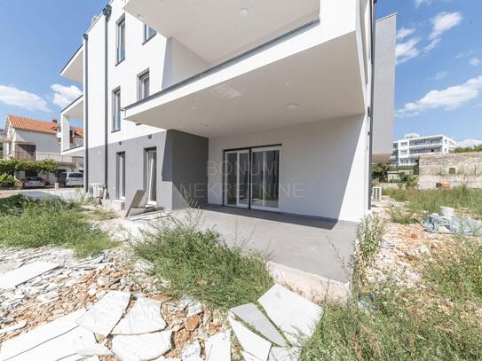 Vodice- Srima, ausgezeichnete Wohnung mit Garten zum Verkauf, zweite Reihe zum Meer