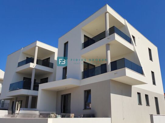 VODICE, neu, 400 m zum Meer, Luxuswohnung, Erdgeschoss + Garten, S3