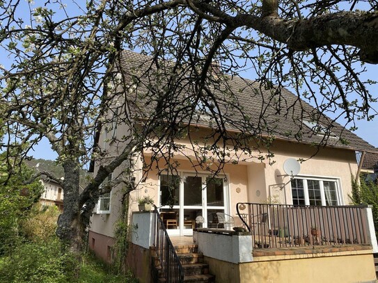 Einfamilienhaus, klassisch Sechzigerjahre auf wunderschönem idylischen Wiesengrundstück mit Bachlauf