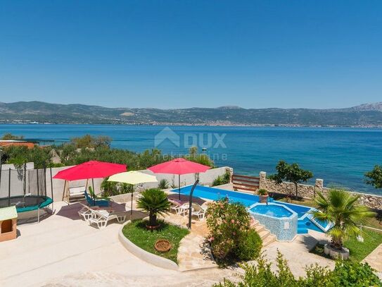 TROGIR, ČIOVO - Haus in erster Reihe zum Meer