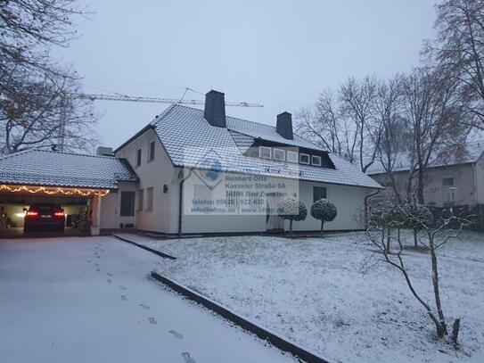 Repräsentative Villa mit großem Wintergarten und Doppelgarage