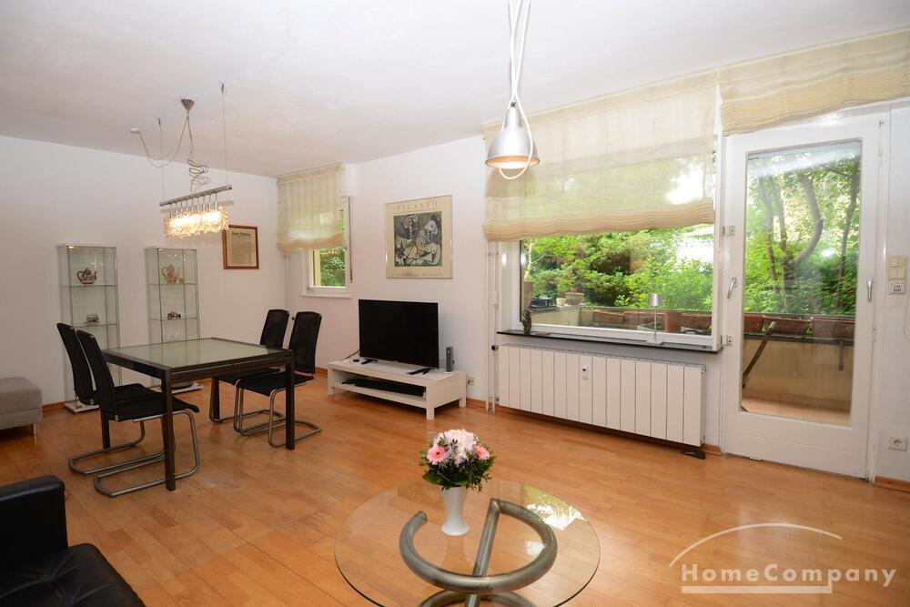 Helle und stilvoll möblierte Wohnung mit großem Balkon und Gartenblick - Photo 1
