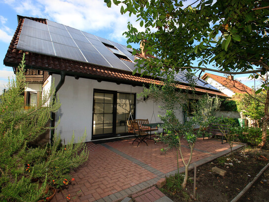 Altrip, Spielstraße: Freistehendes Haus mit Garage und Solaranlage