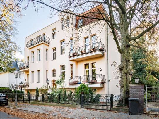 Klassische Altbauwohnung mit 2 Balkonen und edlem Vollholz-Parkett in Berlin-Grunewald