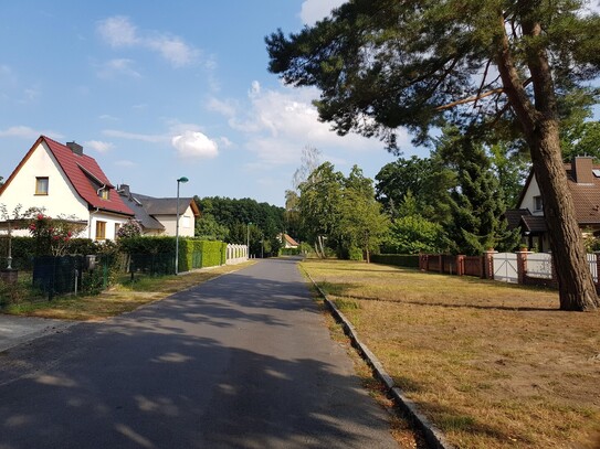 - Provisionsfrei - Baugrundstück für ein Doppelhaus/ZFH mit einem Wochenendhaus bebaut