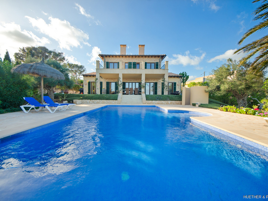 Meerblick-Villa im Finca-Stil mit mediterranem Garten und großem Pool