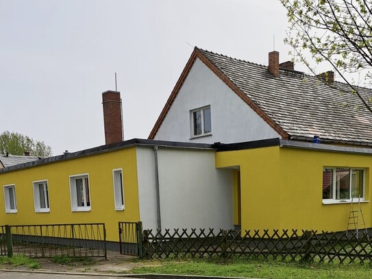 Haus in Brandenburg, Berlin 80km Umland. Zweifamilien Immobilie, Werkstatt, Garagen