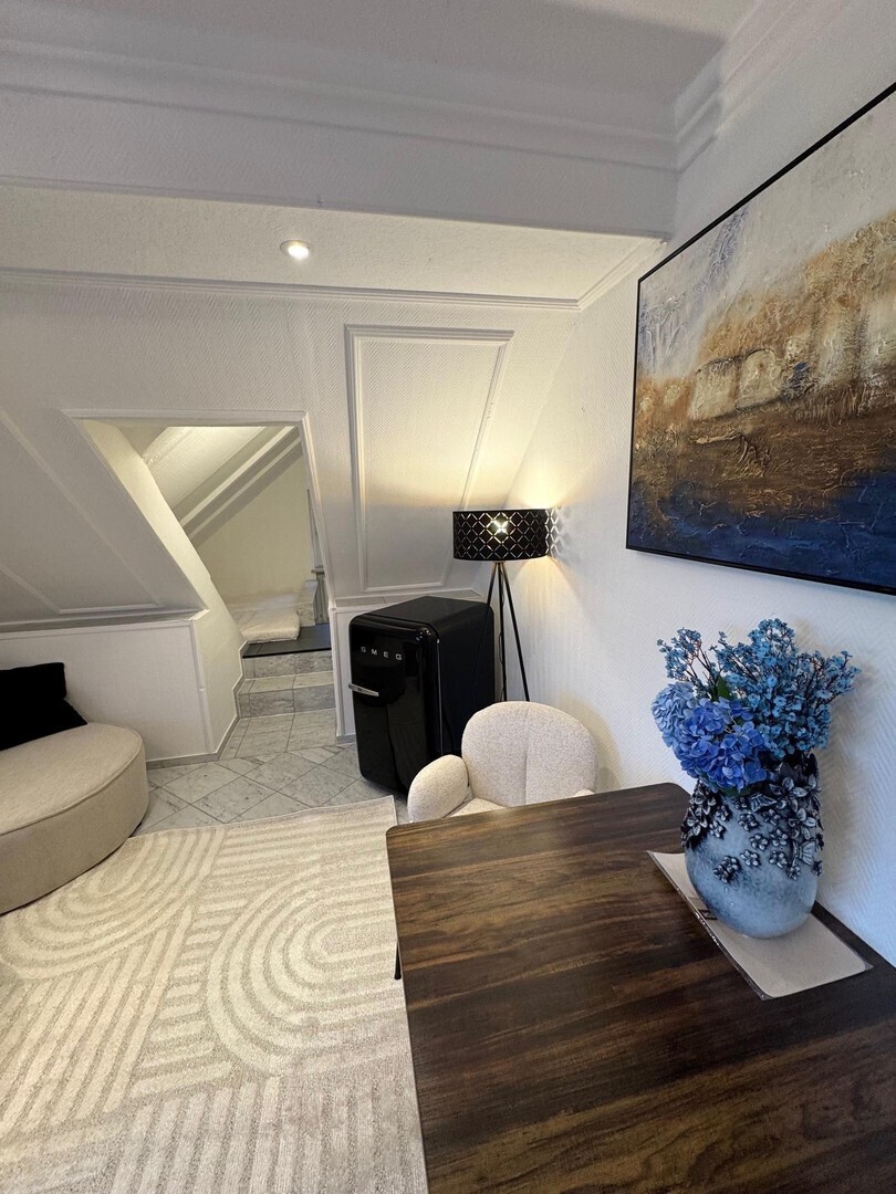                                                               Exklusives DG-Apartment m&ouml;bliert (inkl. Privatgarten)                                                       in Karlsfeld (Dachau)