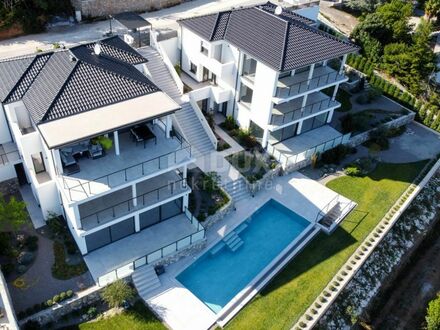 LOVRAN - LIGANJ - Wohnung in einer Villa mit Pool 120m2 + Terrasse 27m2 mit Panoramablick auf das Meer + Umgebung 105m2