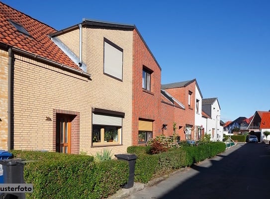 Zweifamilienhaus mit Anbau und Balkon