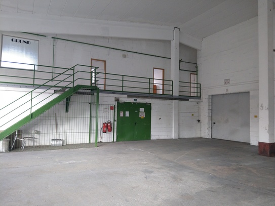 Halle 800 m² mit großem Tor, Büro- und Sanitärräume