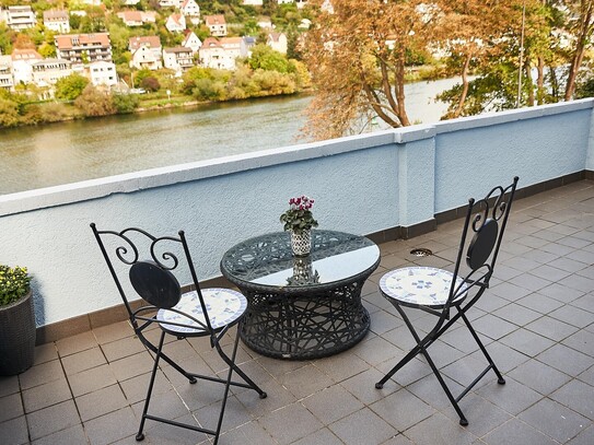 Schicke Altbauwohnung mit Blick auf den Neckar inkl. Einbauküche