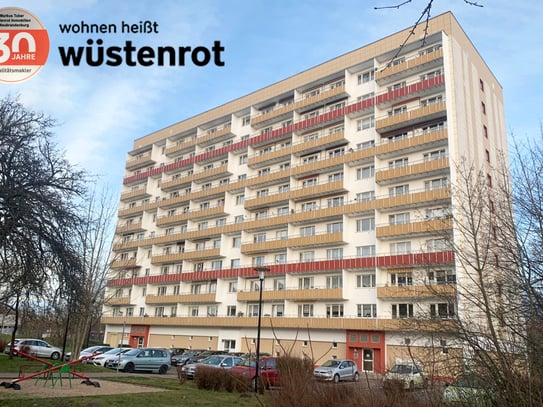 GROSSER BALKON UND FAST IM STADTZENTRUM: RENOVIERTE DREI--RAUM-WOHNUNG