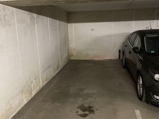 Tiefgaragenstellplatz unter gepflegtem Mehrfamilienhaus