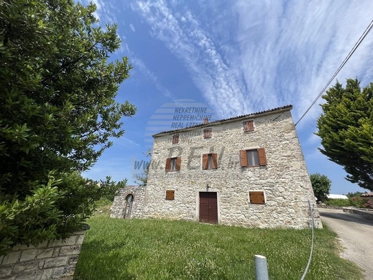 Steinhaus mit schöner Aussicht