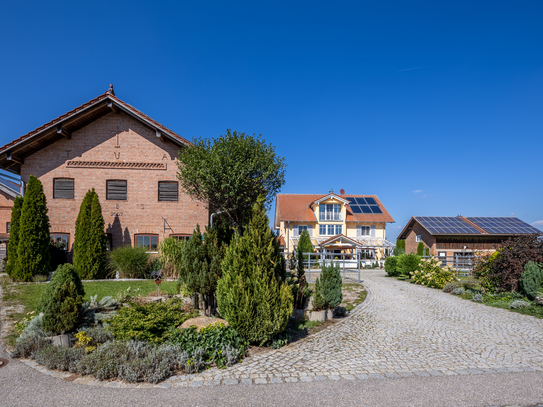 Paradies für Pferde mit schickem 
Landhaus mit Nebengebäuden, Salon 
und PV-Anlage in Wurmannsquick