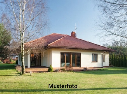 Einfamilienhaus mit Garage und Garten