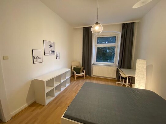 Ab sofort - großes modern möbliertes WG-Zimmer in Düsseldorf-Benrath