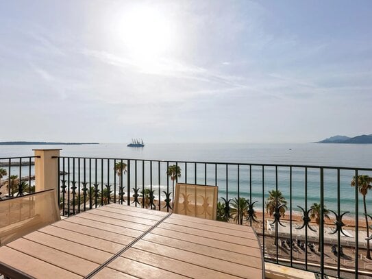 CANNES - SUQUET: Exceptional 3-bedroom penthouse with sea-views