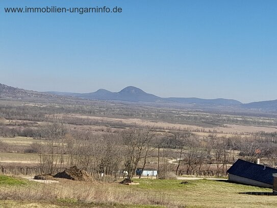 Panoramagrundstück am Nordufer des Plattensees zu verkaufen