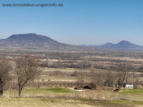 Panoramagrundstück am Nordufer des Plattensees zu verkaufen