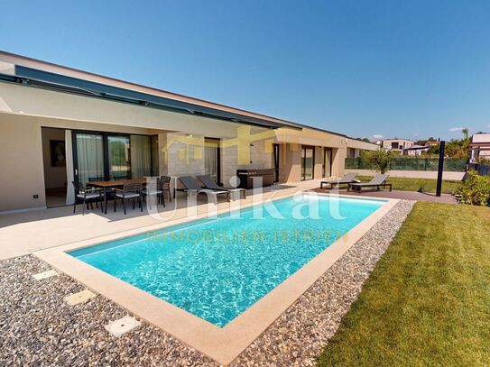 Moderner Bungalow mit Pool