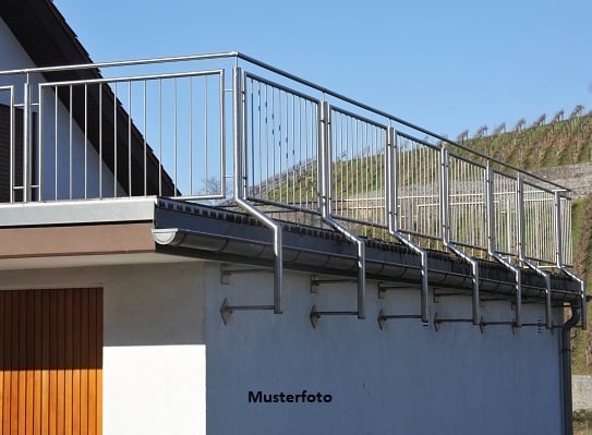 Einfamilienhaus mit Nebengebäude und Hütte