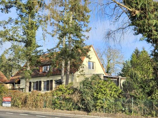 Großes Wohnhaus in Potsdam-Eiche, mit schönem Gartengrundstück und Nebengelass, zu verkaufen.