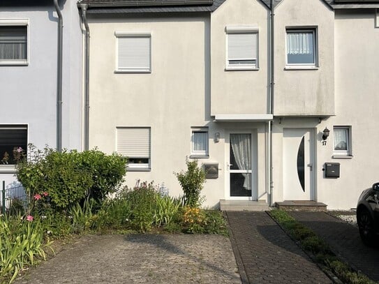 Reihenmittelhaus mit Garten, Stellplatz und Garage