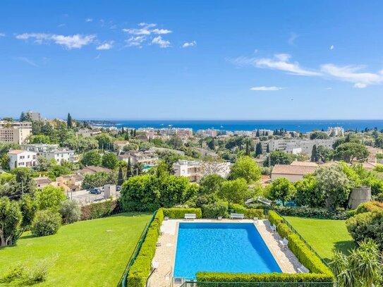 ANTIBES - SAINT-JEAN: 3-bedroom top floor flat, terrace, sea view, pool and garage